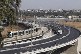 Image du Maroc Professionnelle de  Le Tramway traverse le nouveau pont Hassan II, construit sur le fleuve Bouregrag entre Rabat et Salé, Jeudi 20 Octobre 2011. (Photo / Abdeljalil Bounhar) 